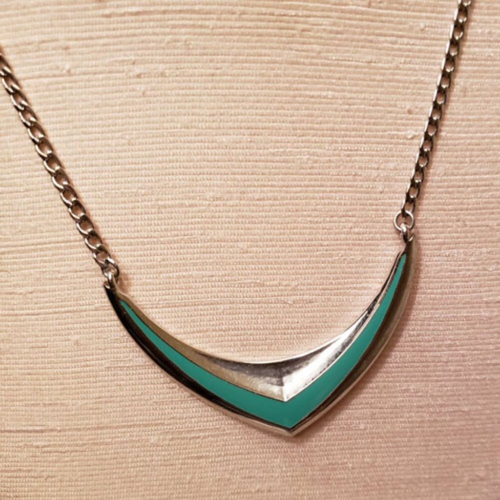 Green Chevron Necklace Silvertone Chain from BCBG Generation Womens 16 inch NWT - Picture 7 of 8